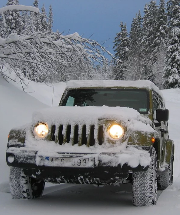 https://pixabay.com/photos/jeep-winter-snow-car-auto-833206/