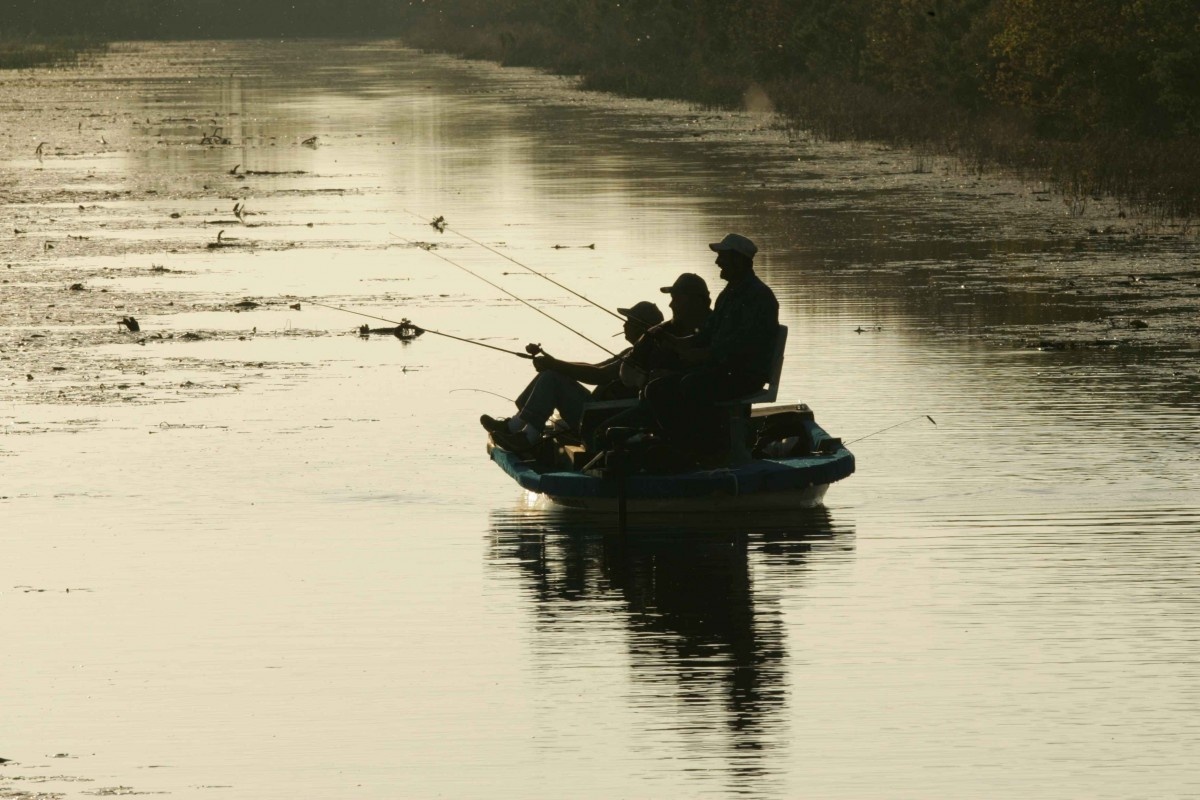 https://c.pxhere.com/photos/5e/a8/boat_from_water_glassy_against_silhouette_men_three-954921.jpg!d