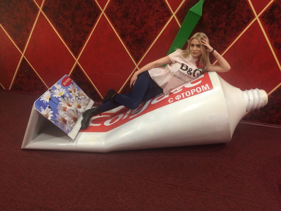 Дочка расположилась на огромном тюбике зубной пасты