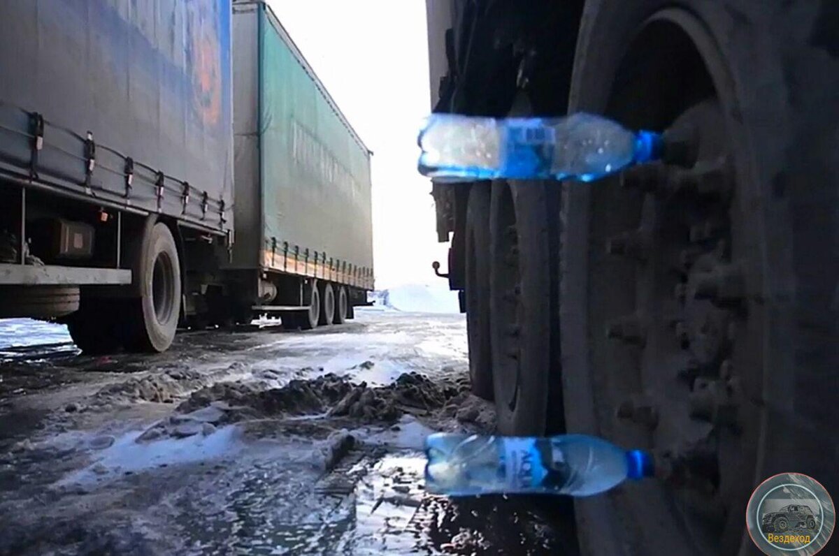 Пластиковая бутылка на колесе фуры. Бутылки на колесах у дальнобойщиков. Колесо фуры. Бутылки на шинах фур. Зачем дальнобойщики надевают бутылки на колеса.