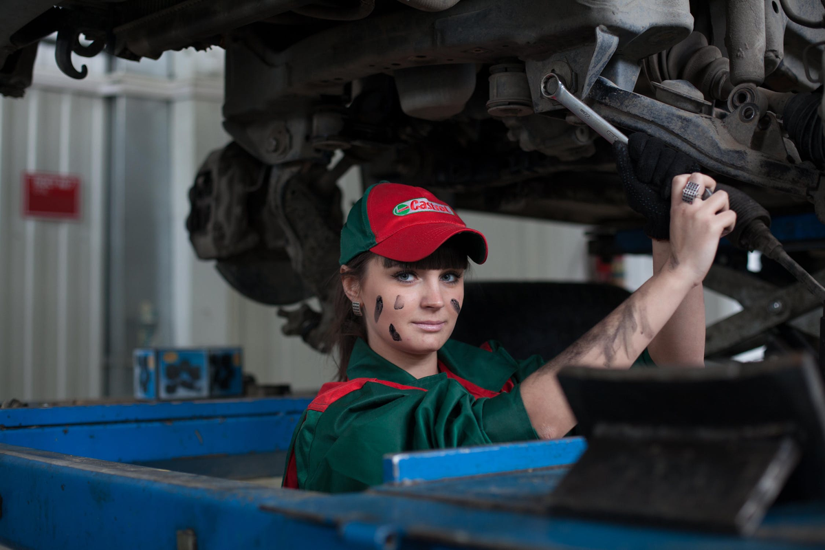 pexels.com/photo/action-automotive-car-employee-279949/
