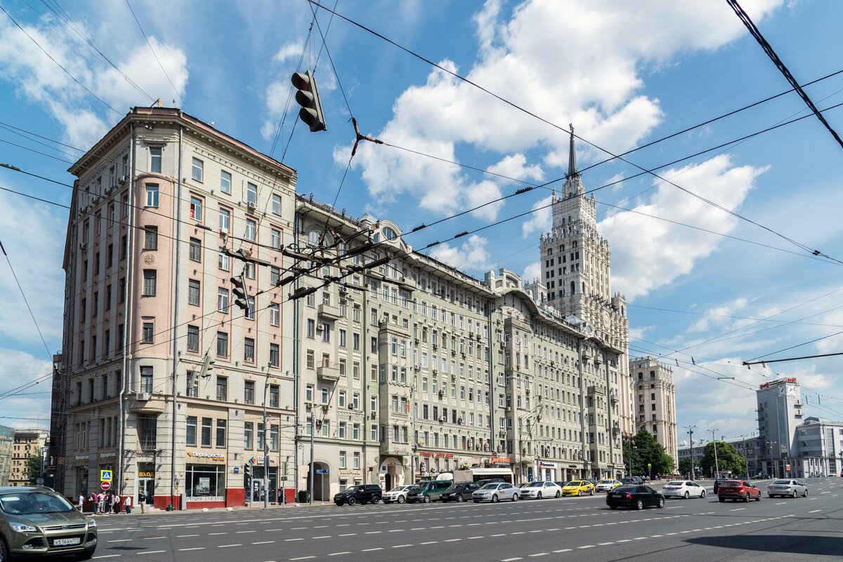 Напротив москва. Дом Афремова на садовой-Спасской улице. Дом Афремова красные ворота. Дом Афремова у красных ворот фото внутри.