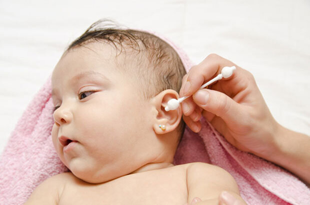   Очистка ушей младенца является составляющей обязательных гигиенических процедур и требует особого внимания.