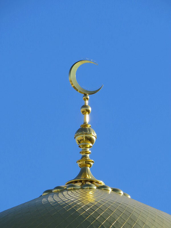 Полумесяц на крыше мечети (Источник: https://mdp09.ru/izgotovlenie-polumesjacev/)