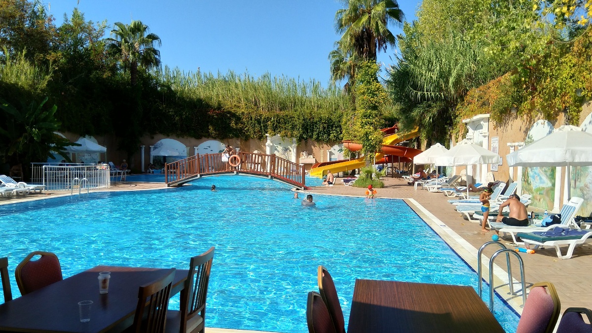        На пороге моего номера соседка сделала замечание, которое я не сразу поняла