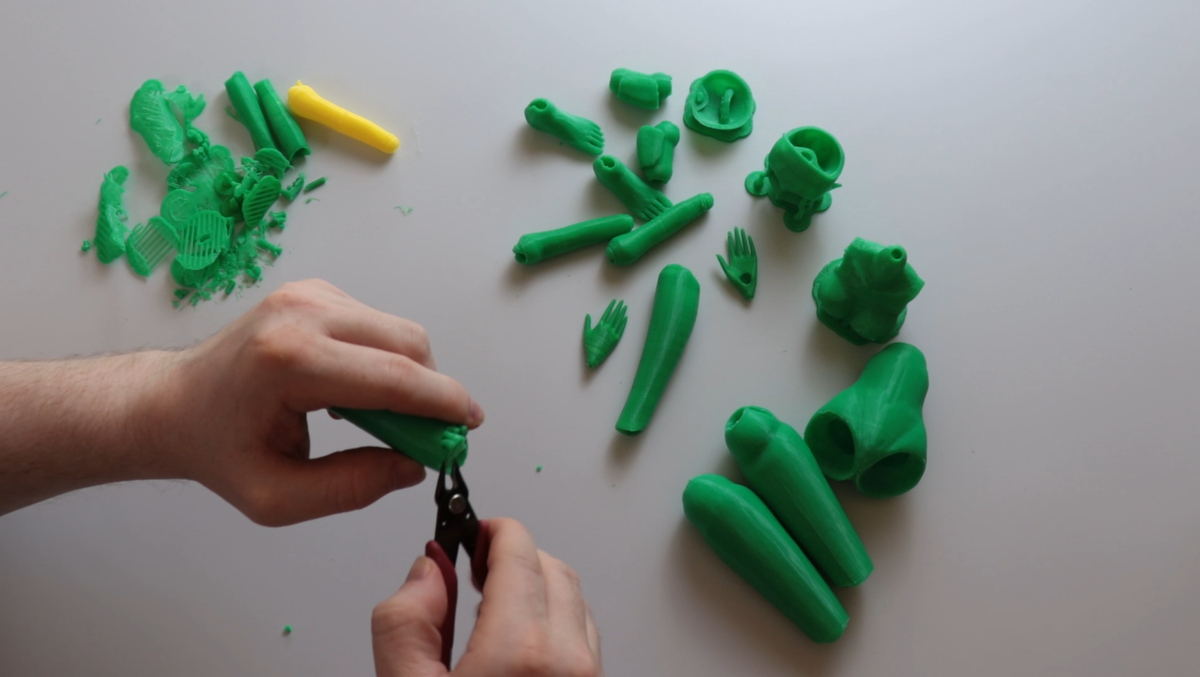 Кукла после печати на 3D принтере. Убираем поддержки и рафт.