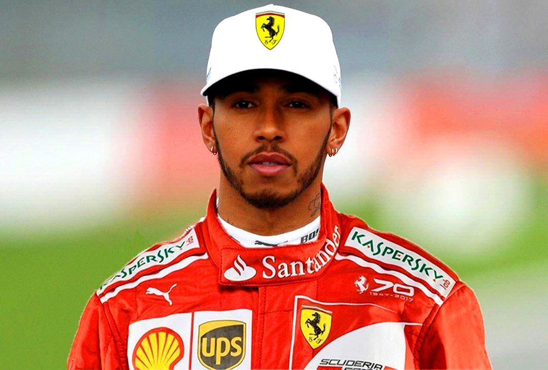 Хэмилтон в феррари. Lewis Hamilton Ferrari. Льюис Хэмилтон форма. Хэмилтон в форме Феррари. Хэмилтон в розовом.