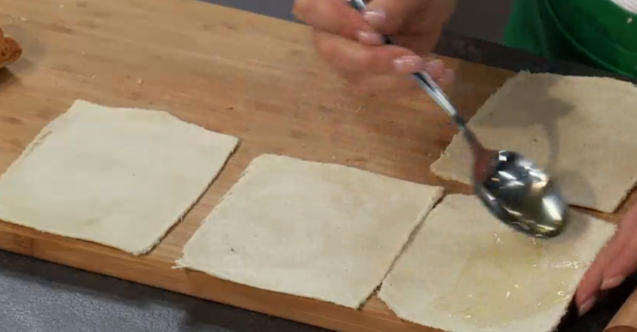 С хлеба срезаем корочки, раскатываем скалкой, смазываем мёдом.