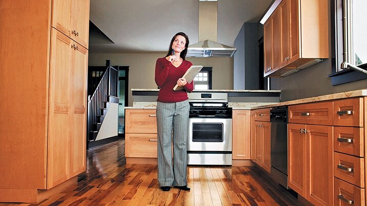 Квартиры премиального уровня часто продаются вместе с обстановкой. В этом случае в акт приема-передачи обязательно включают полный перечень предметов меблировки и подробное описание их состояния.