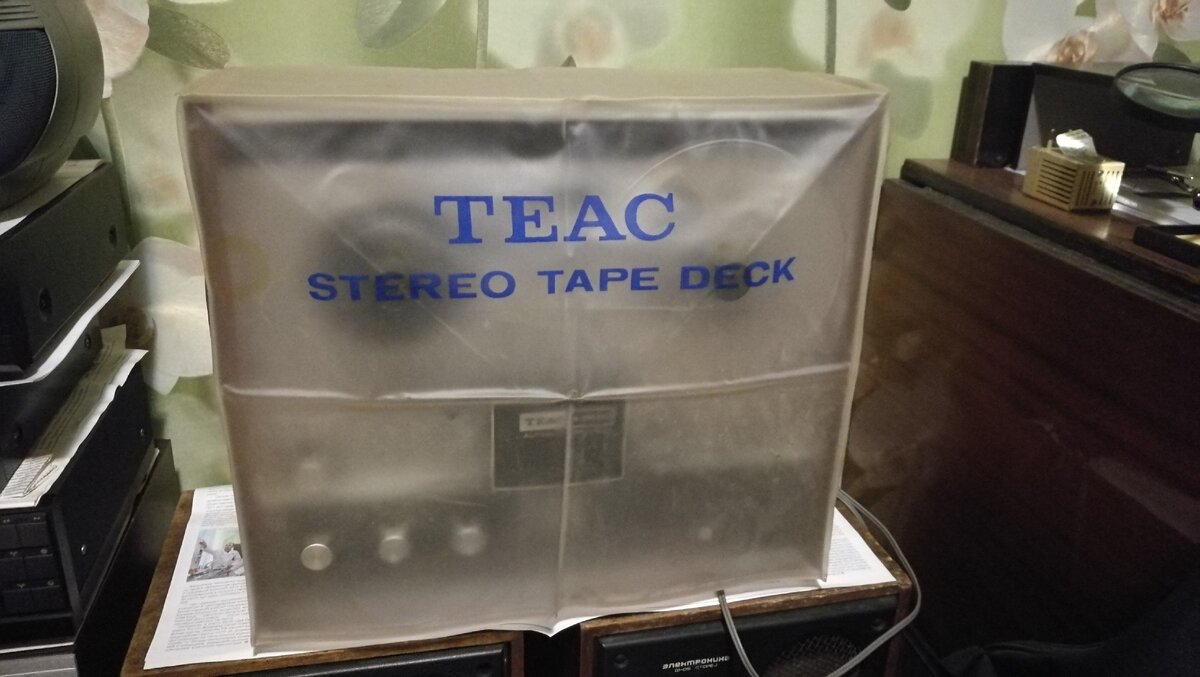 Катушечный магнитофон TEAC A-2500.