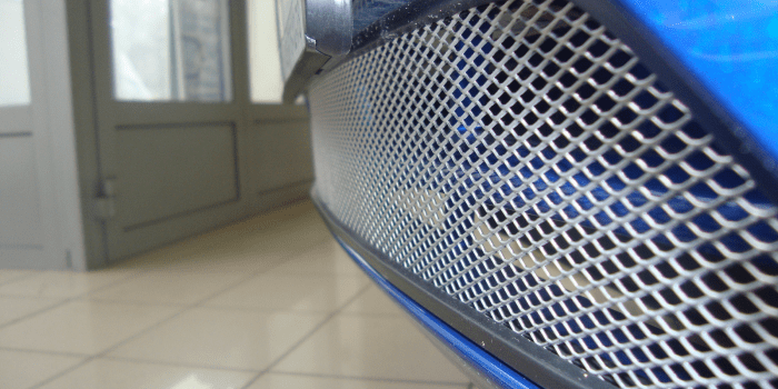 Установка сетки на решетку радиатора - как спастись от насекомых?
