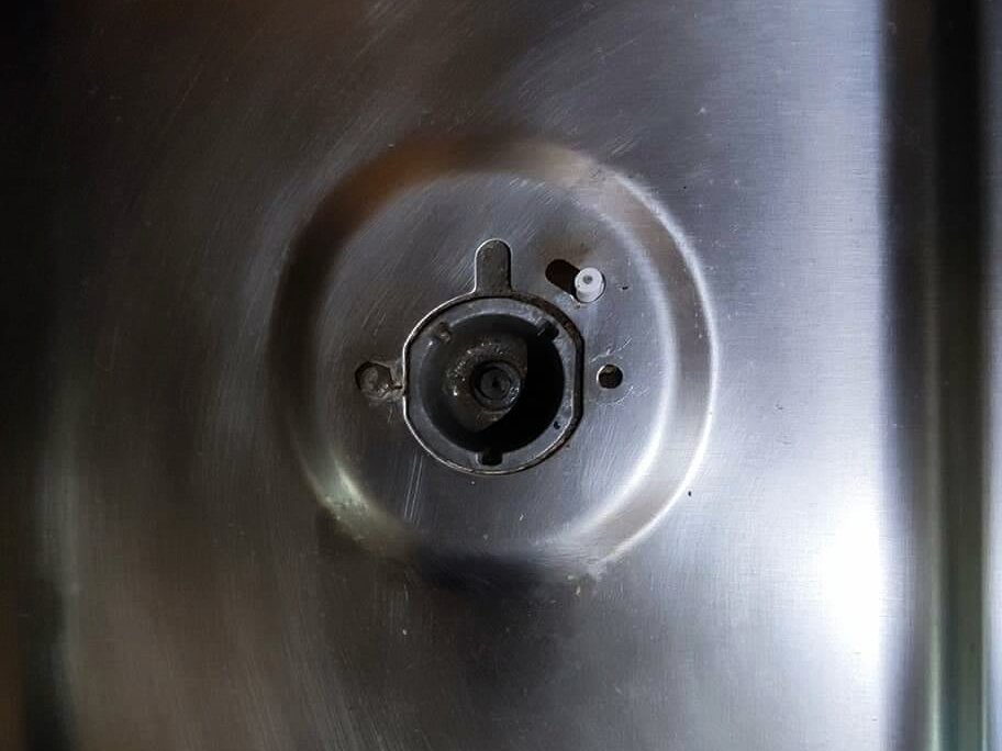 Видавшая жизнь газовая конфорка, а посередине - уставшее, засорившееся сопло