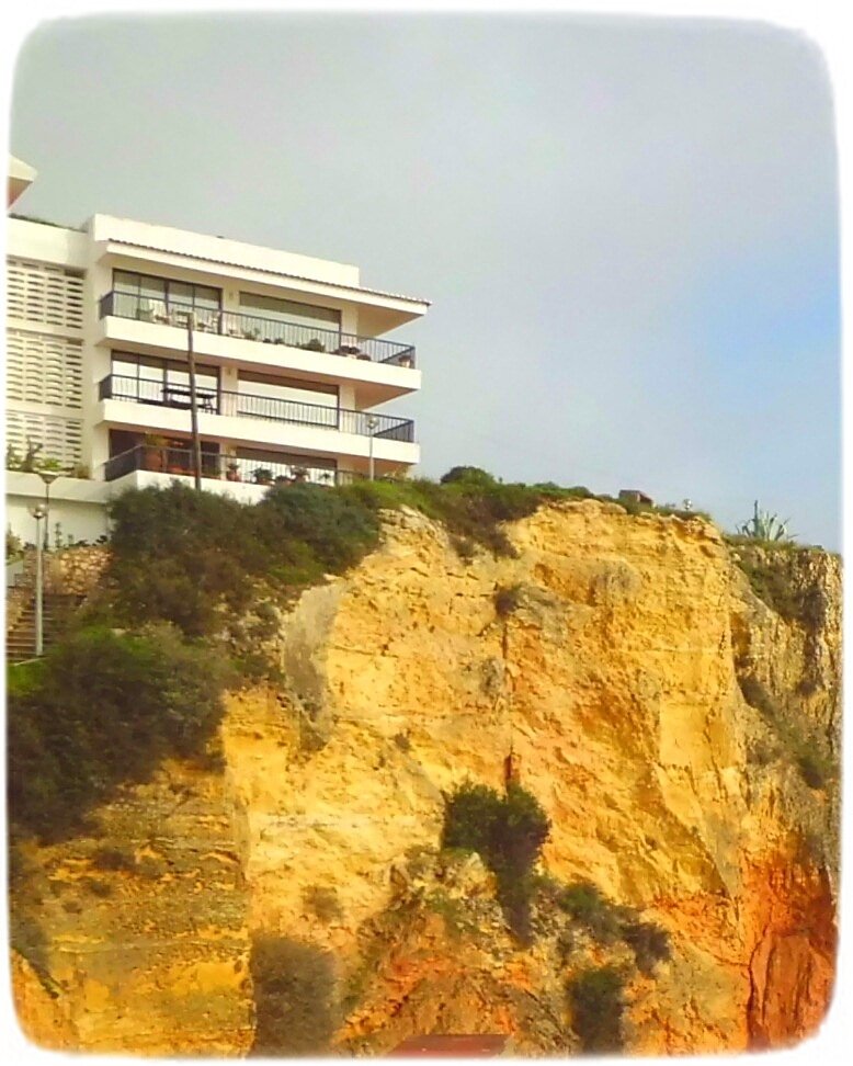 Прибрежные скалы очень красивы.