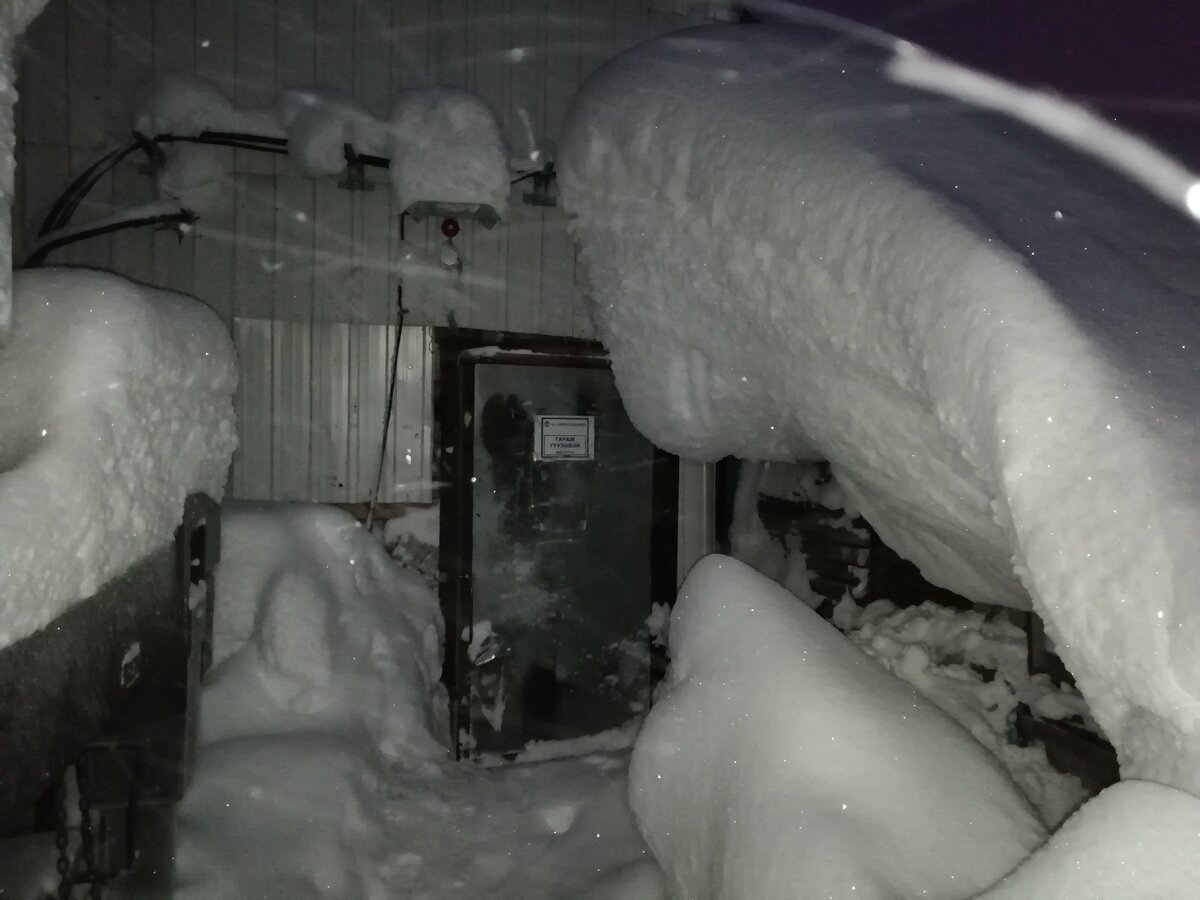 Начало декабря. На материке беда со снегом. Потому что он весь здесь :)