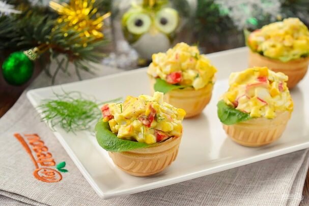 Крабовое мясо  — 100 Грамм (или крабовые палочки) Яйцо  — 2 Штуки Кукуруза  — 2 Ст. ложки (консервированная) Майонез  — 2 Ст. ложки Укроп  — 1 Пучок Тарталетка  — 10 Штук Шпинат  — 1  Пучок                                                                                                                 Подробнее: https://povar.ru/recipes/novogodnii_salat_v_tartaletkah-65102.ht