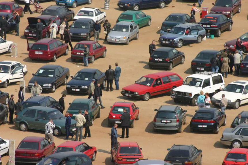 Авторынок х. Авторынок америка машина. Зеленый угол владивосток 90-е. Подержанная машина. Рынок автомобилей.