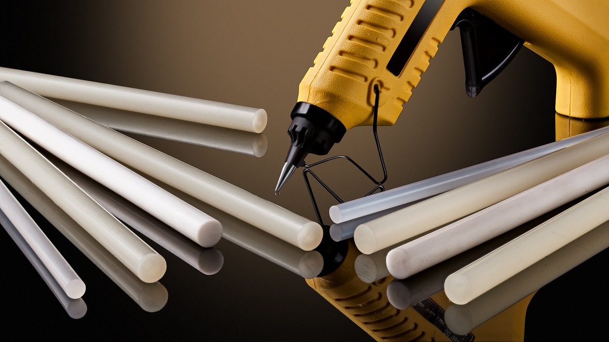 Термоклеевой пистолет и стержни для него