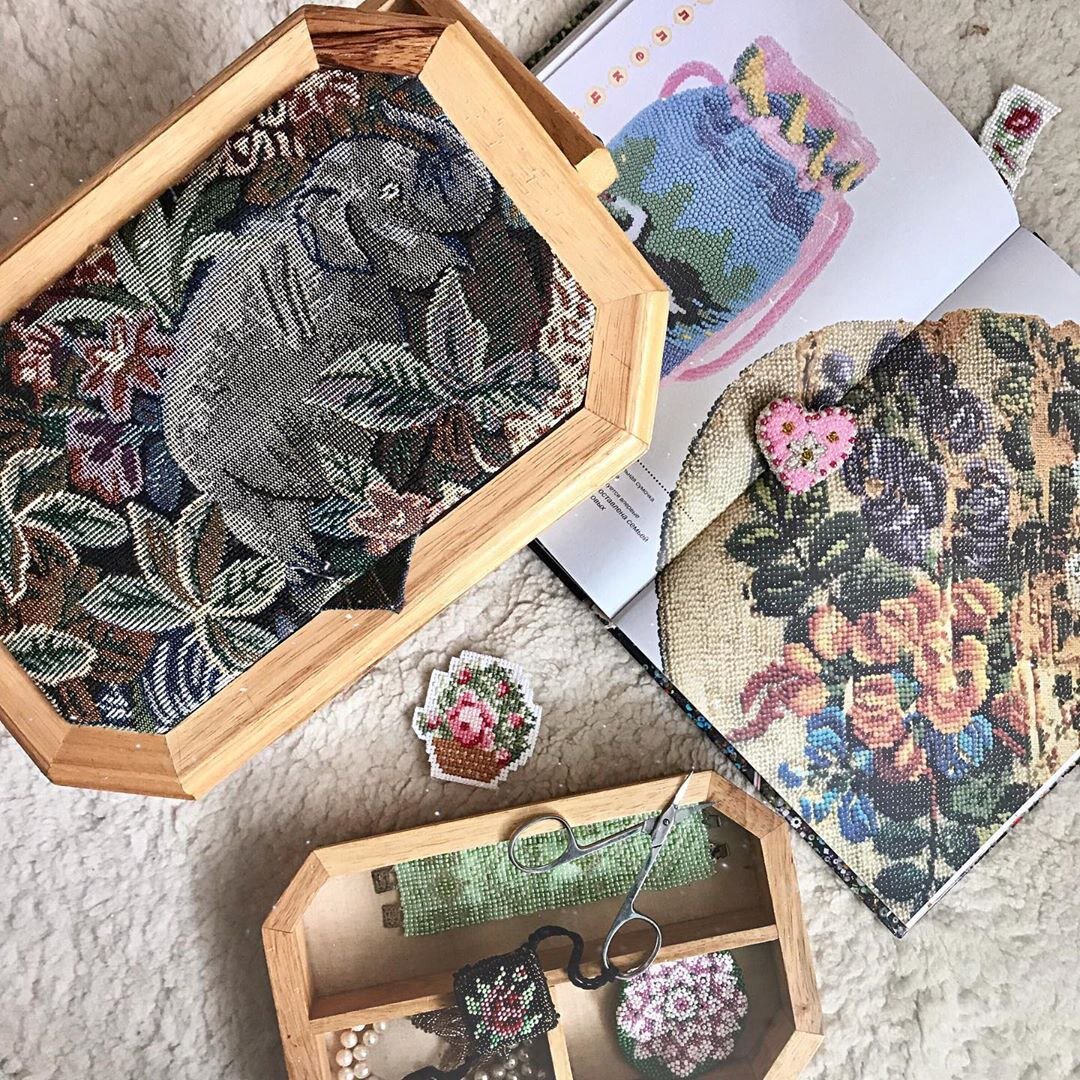 Все фото на данном канале сняты мной. На фото - любимая деревянная шкатулка для рукоделия, книга Марины Ляукиной и первые мои работы. 
