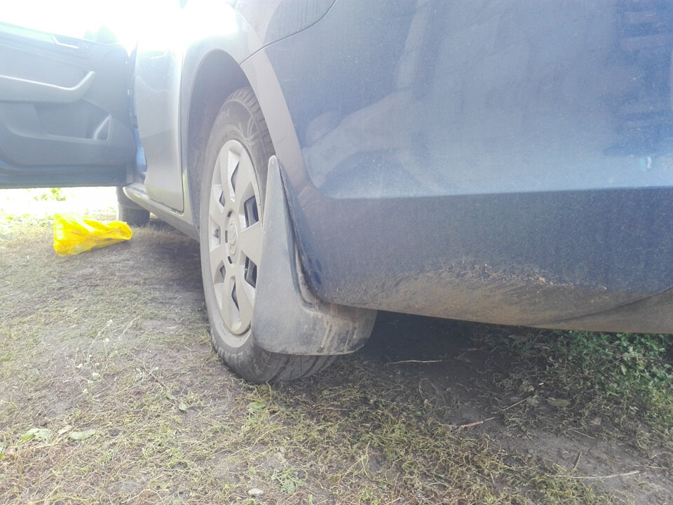  похоже задним ходом зацепил брызговик и саморез выпал.