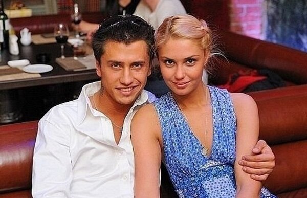 Прилучный биография жена. Жена Павла Прилучного Агата. Павел Прилучный жена. Павел Прилучный и его жена. Жена Павла Прилучного Агата Муцениеце фото.