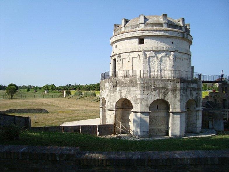 Мавзолей Теодориха I в Равенне, Италия. Современное фото.