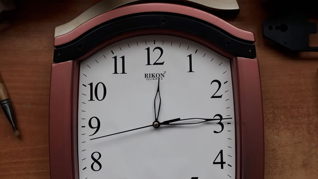 Ремонт настольных и настенных электронных часов на батарейках в СПб - Точное Время