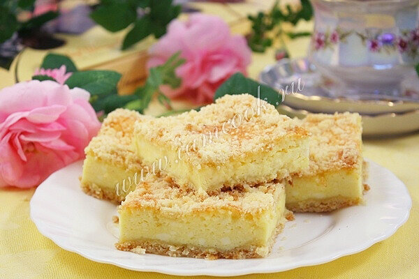 Для приготовления теста смешайте муку с сахаром, содой и маргарином. Перетрите всё руками до получения мелкой крошки. Можно маргарин предварительно натереть на терке, а можно просто его порубить. Маргарин должен быть хорошо замерзшим.Примерно 2/3 песочной крошки высыпьте в форму для выпечки и руками разровняйте по форме так, чтобы у пирога получилось дно и небольшие бортики. Форму для выпечки можно взять любую. У меня размер формы 25х35. Можно выпекать в сковороде или в форме для тортов.Для приготовления начинки смешайте творог с сахаром, яйцами, солью, содой и ванилином. Хорошо перемешайте.Творожную начинку вылейте в форму для запекания сверху теста.Высыпьте оставшуюся часть песочной крошки сверху на начинку.Поставьте форму с королевской ватрушкой в разогретую духовку и выпекайте 35-40 минут при 200 градусах. Затем достаньте форму из духовки и дайте ватрушке остыть.Остывшую царскую ватрушку разрежьте на порционные кусочки и подавайте.