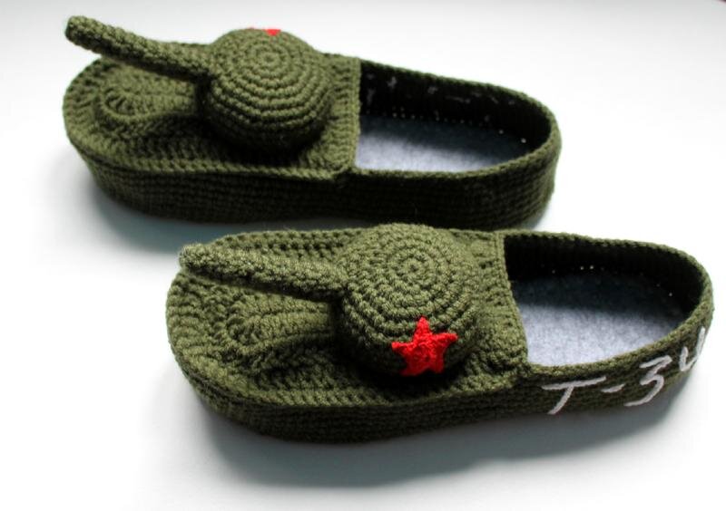 Тапочки-танки со звёздами. Фотография с сайта obuv.expert.