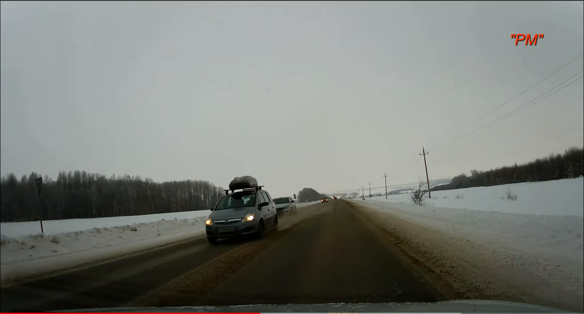 Запрещенный обгон водителя автомобиля чуть не стал причиной серьезного ДТП.