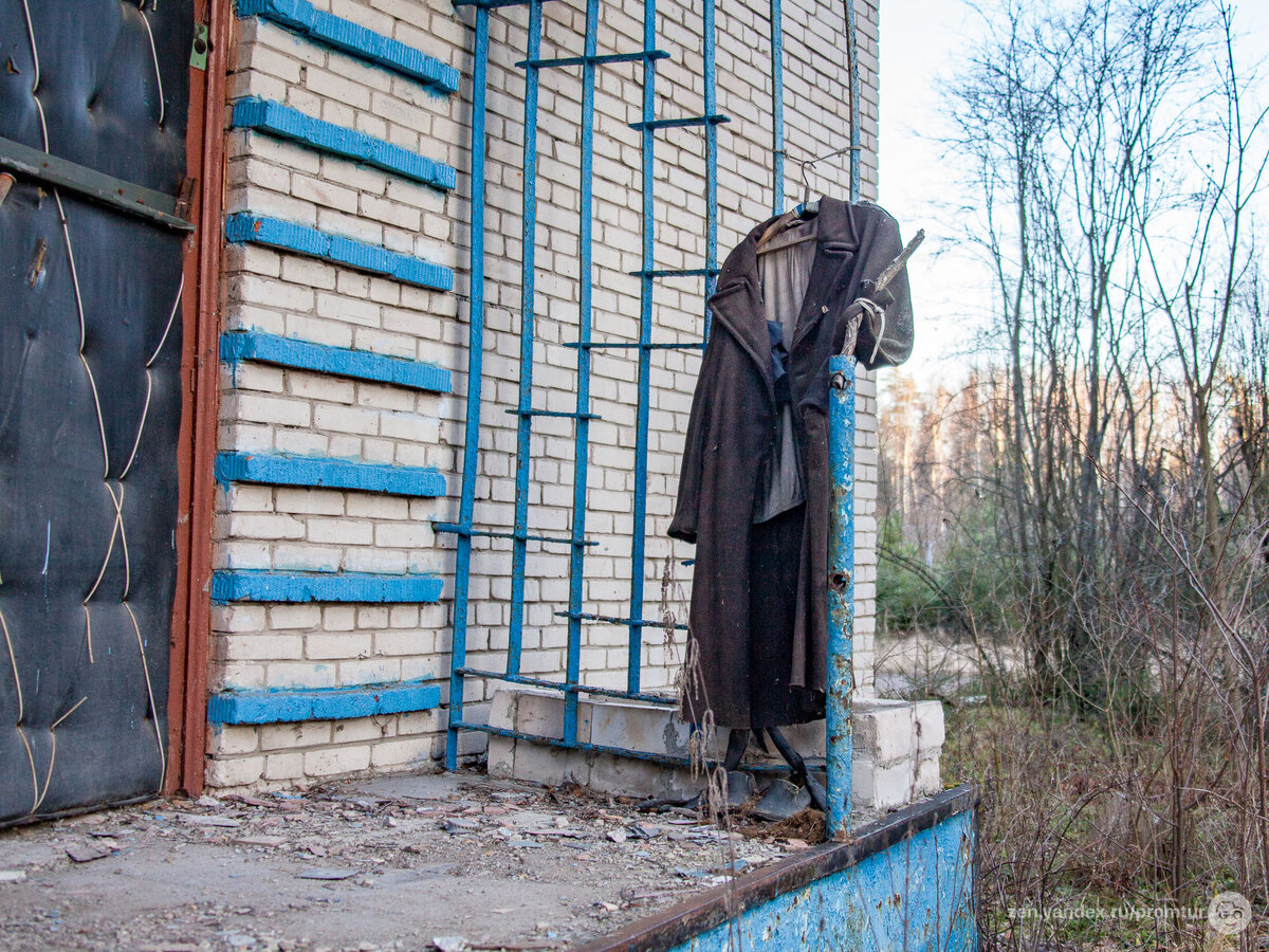 Таинственные шары в лесу. Залезли внутрь. Нашли военные учебники и детали приборов СССР ?⚙️?