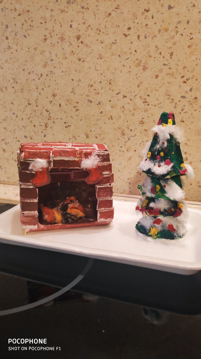 Камин и ёлочка сделаны из коробки из под яиц украшены гуашью и ватой 