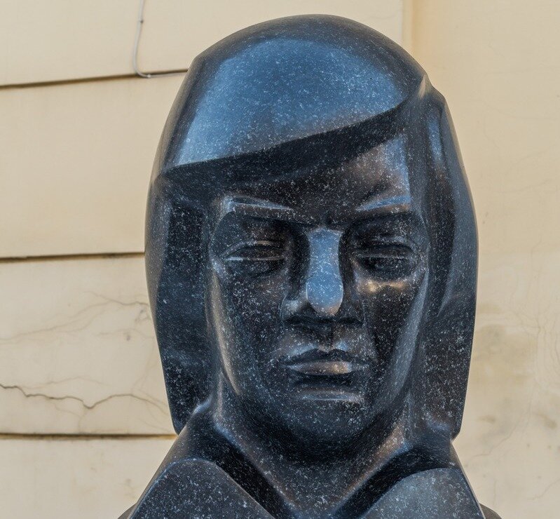 Памятник Раймонду Паулсу в Риге