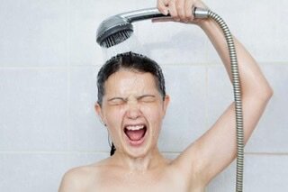 Контрастный душ также способствует похудению