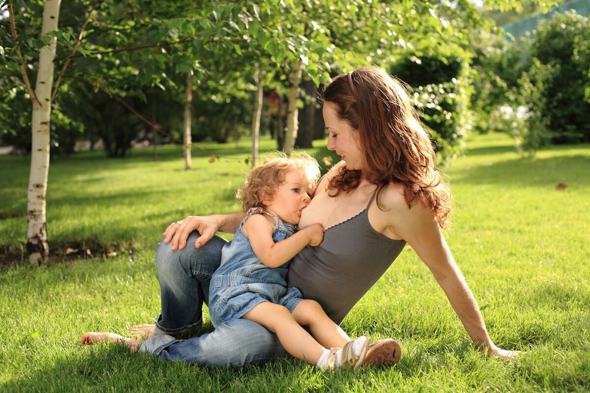Мать с ребенком. Кормление грудью. Фотосессия мама и малыш. Кормление больших детей.