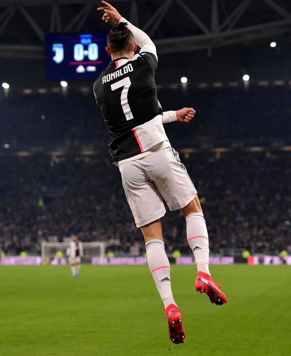 Роналду стал первым человеком в мире кто набрал отметку 200 миллионов подписчиков в инстаграмм.                 Больше подписчиков, чем у Криштиану, нет ни у одного аккаунта в соцсети, за исключением официальной страницы самого Instagram.

Также, согласно исследованию SEMRush, изучающему ключевые слова в поисковиках, Роналду ищут чаще всех остальных футболистов. В среднем запросы про него происходят 870500 раз в месяц. 

В текущем сезоне на счету 34-летнего португальца 17 голов в 18 матчах серии А.

