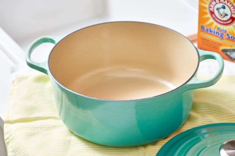 Как почистить эмалированную чугунную жаровню