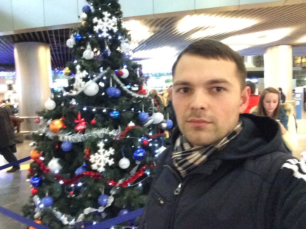 Ёлка в аэропорту напоминает о приближении памятной даты)