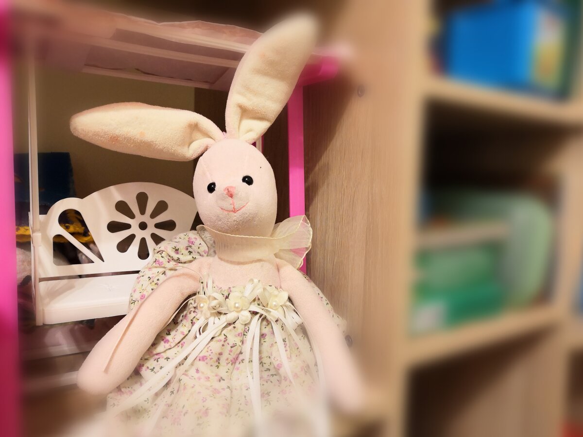 Стеллаж помогает содержать детскую игровую зону в порядке