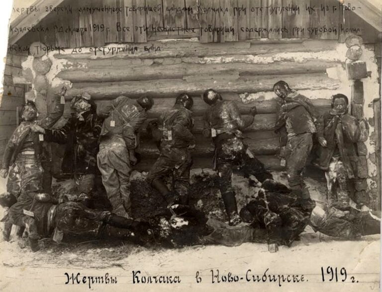 Прошу обратить внимание на то, к чему привалились тела. Это стена крестьянской избы. С учетом того, что расстрелянные не очень похожи на солдат, несложно догадаться, что перед нами говорящий пример карательной политики режима Колчака против мирного населения.
