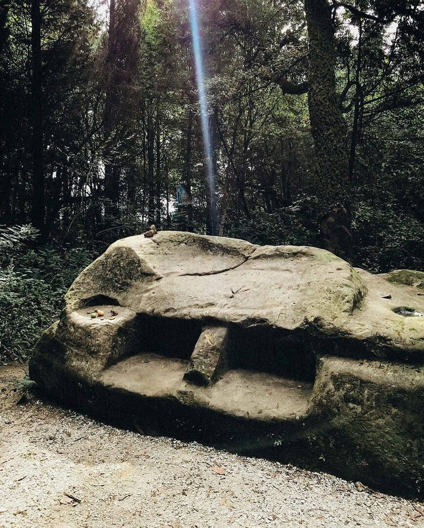 Кудепстенский камень (фото из инстаграм @tripsme)