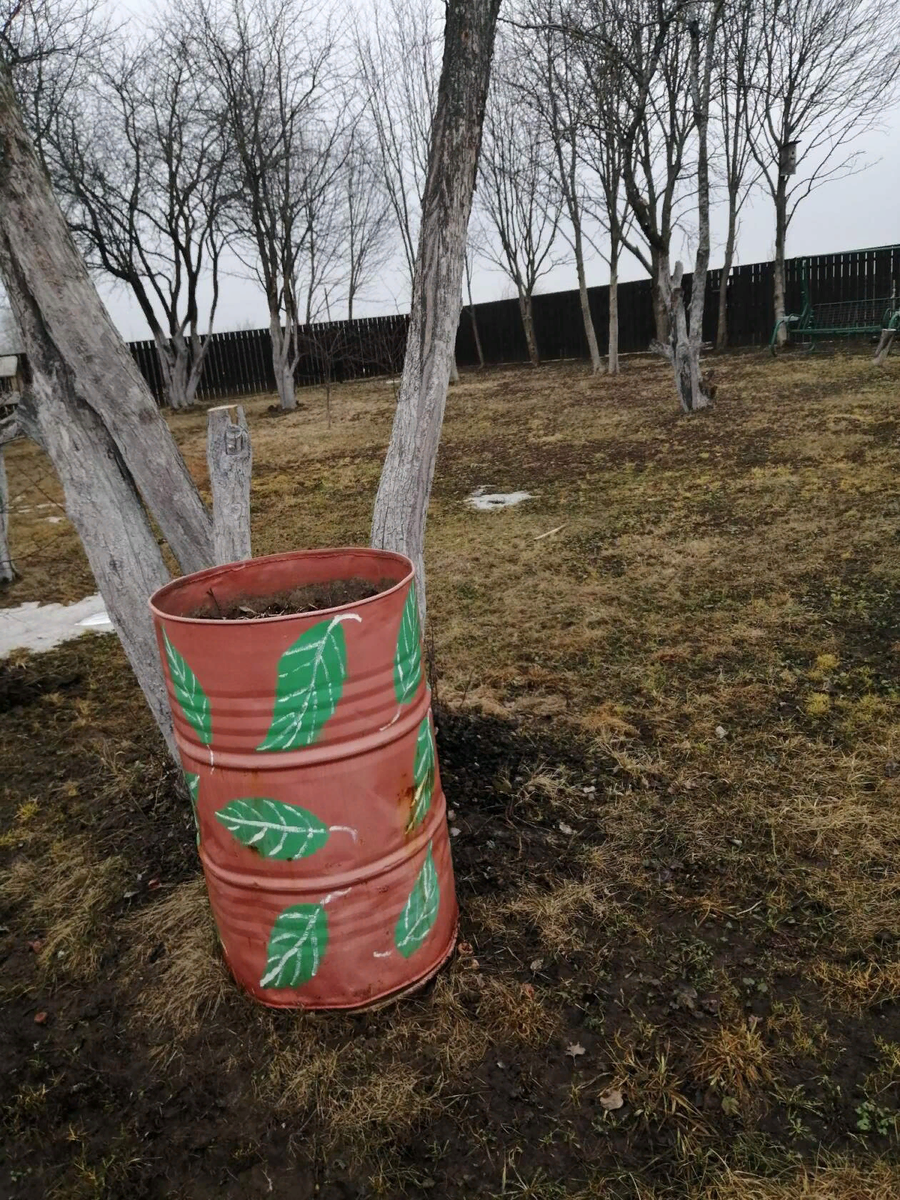 Земля в саду уже полностью высохла