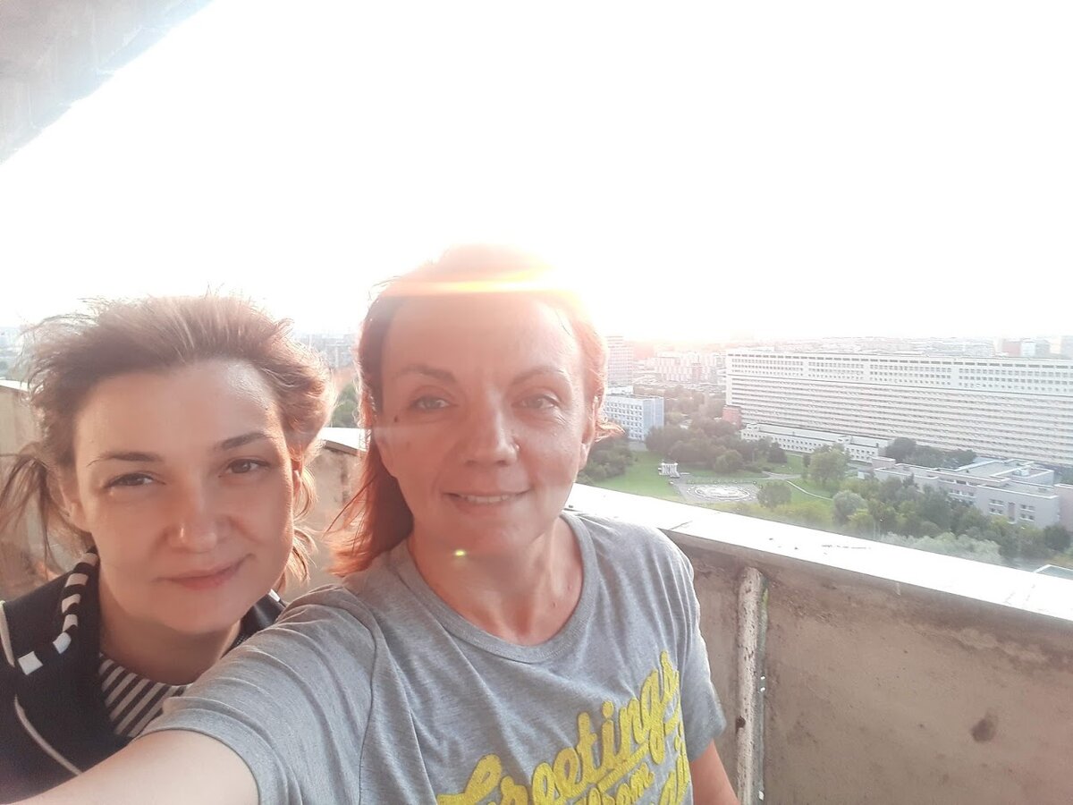 Мы с Галей, сдуваемые ветром на балконе 21 этажа.