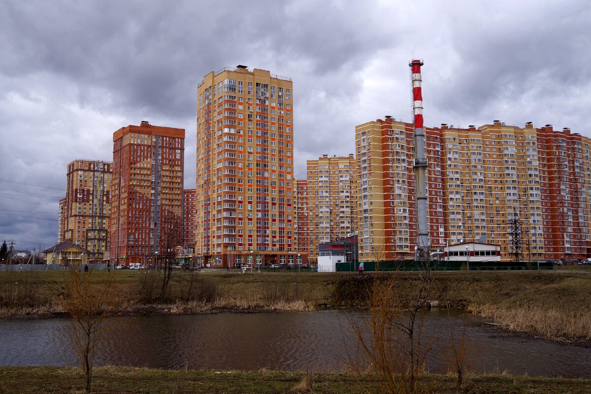 Вид на дома. Классно проработаны тучи. Режим "Приоритет диафрагмы", ISO-100