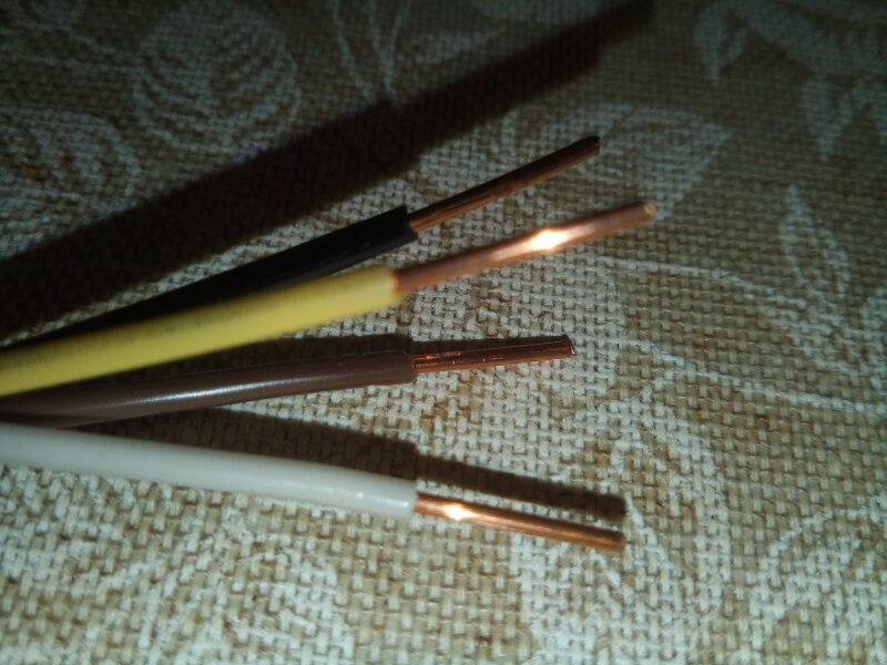 Для примера я просто взял кусок ВВГ 4х1.5.