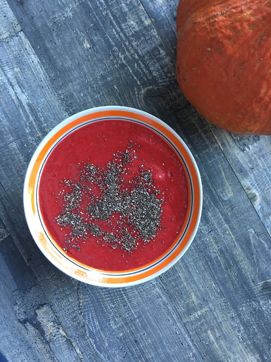 Смузи из клубники, банана и семян чиа