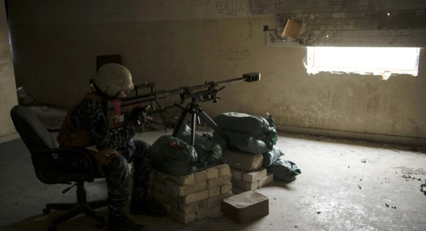 Канадский снайпер на боевой позиции.