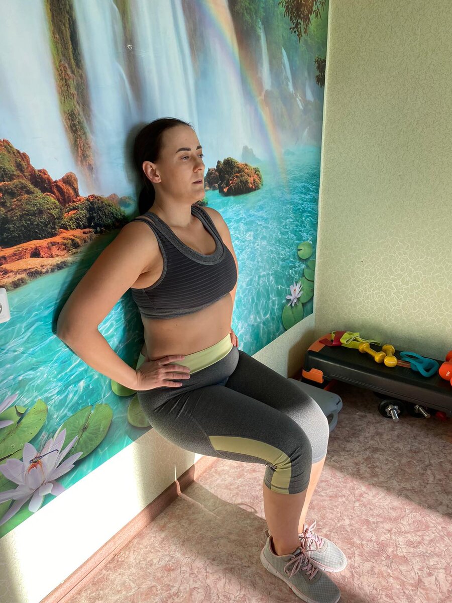 Стульчик у стены бешеная сушка