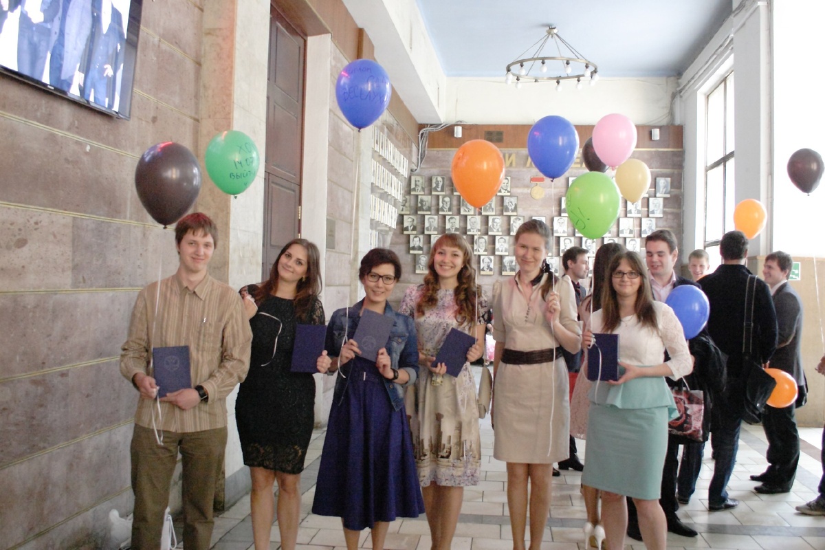 Мои нежные феи и один бронеподросток. Уже с дипломами. Ну и я затесалась в серединку 