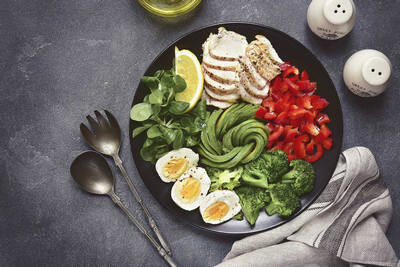 Особенности питания во время сушки обусловлены тем, что ее цель – сжечь подкожный жир, не допуская уменьшения мышечной массы, в то время как при обычном похудении мы сгоняем килограммы, не разделяя их на жир и мышцы. Чтобы понять, что можно безопасно есть девушкам на сушке, полезно знать, как организм перерабатывает вещества, поступающие в него с пищей и почему необходимо сидеть на диете.