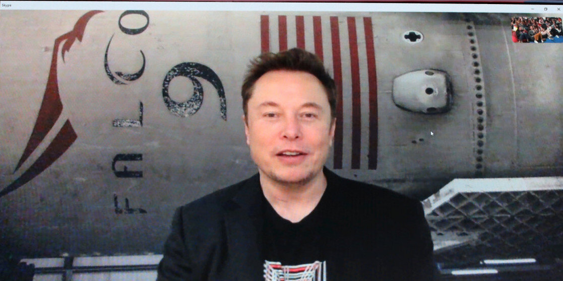 Илон Маск на фоне Falcon 9